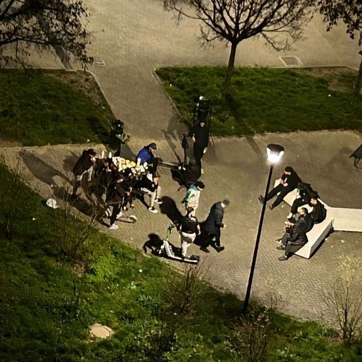 Giardini con gente seduta su panchine