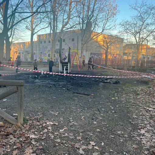 A fuoco l'area giochi del giardino Camilla Ravera di via Farinelli