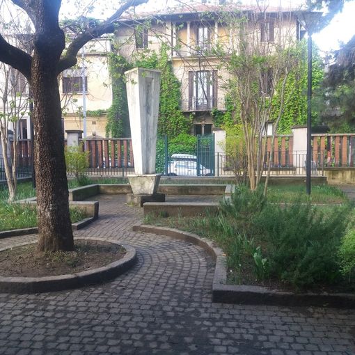 Guerrilla gardening con i libri: a maggio sboccia la poesia nel giardino di via Campana