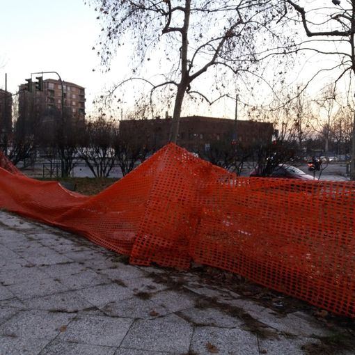 “Vogliamo veder tornare i bambini a giocare”: urgente manutenzione per il giardino distrutto in corso Unione Sovietica
