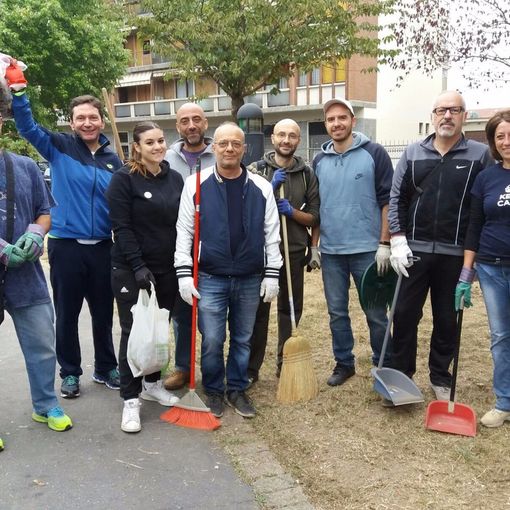 Sacchi e rastrelli per via Monastir: cittadini e M5S ripuliscono l'area verde