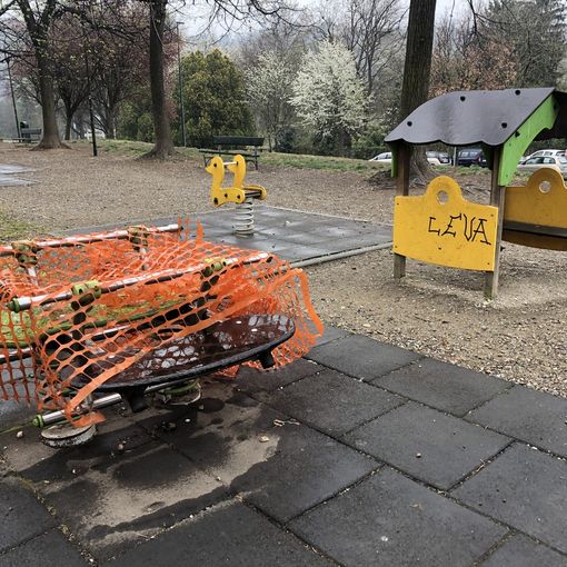 In altalena non c'è posto per il degrado: una mozione per salvare il parco giochi di via Ventimiglia (anche con un'area cani)