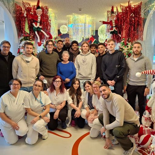 La visita dei calciatori del Toro regalo di Natale per i pazienti del Regina Margherita