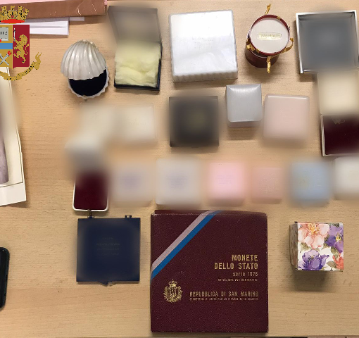 Trova dei gioielli in cantina e tenta di rivenderseli: denunciato