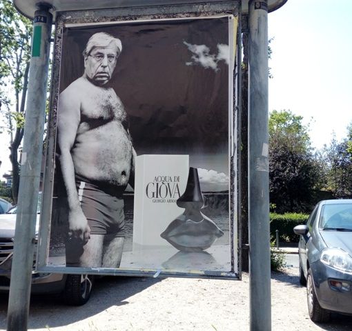 L'ironico artista colpisce ancora: Giovanardi a Torino in costume da bagno