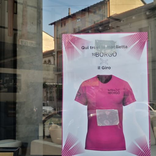 maglia rosa in un cartello