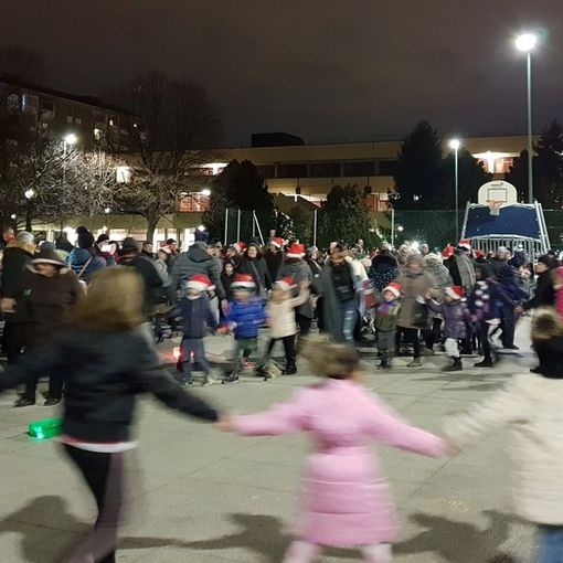 Un girotondo tra grandi e piccini unisce per Natale la comunità di via Negarville