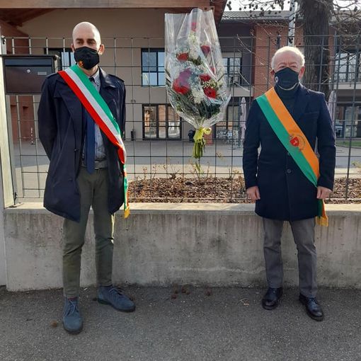 Sindaco e presidente del consiglio comunale davanti alla rsa di Venaria