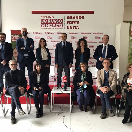 Il neosindaco di Torino, Stefano Lo Russo, con la giunta