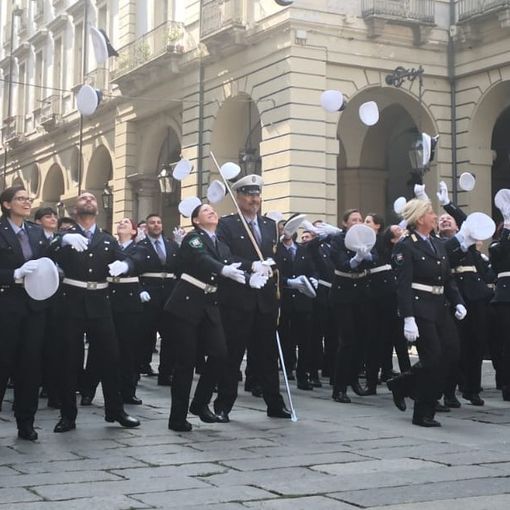 Cinquanta nuovi agenti per le strade di Torino, Appendino: &quot;Vi consegniamo i nostri giardini, piazze, scuole e cittadini&quot;