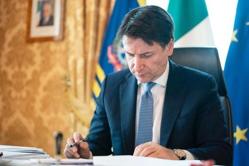 Firmato il nuovo Dpcm, in vigore fino al 24 novembre: bar e ristoranti chiusi alle 18. Stop a cinema e teatri