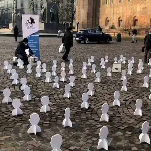 teste bianche di cartone davanti alla Prefettura di Torino