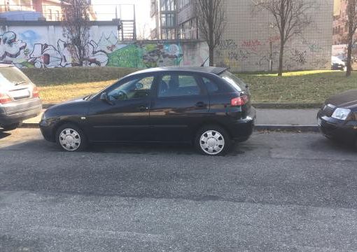 A Parella ancora gomme tagliate e pneumatici abbandonati