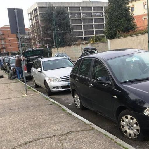 Tagliate le gomme di una decina di auto tra via Bellardi e via Servais (FOTO)