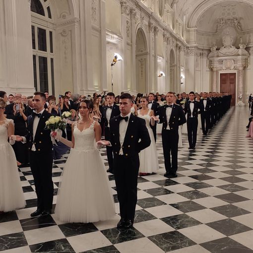 La Reggia di Venaria torna a illuminarsi per il Gran Ballo delle Debuttanti con un messaggio di solidarietà alle donne iraniane