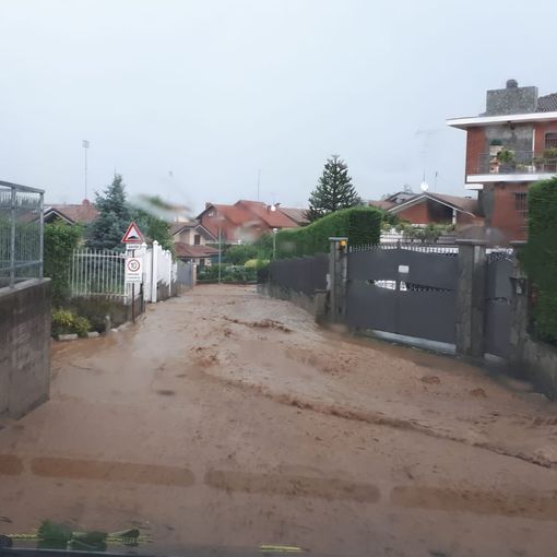 Violenta grandinata a Rosta, nubifragio a Ciriè, le strade diventano fiumi di acqua e fango (FOTO e VIDEO)