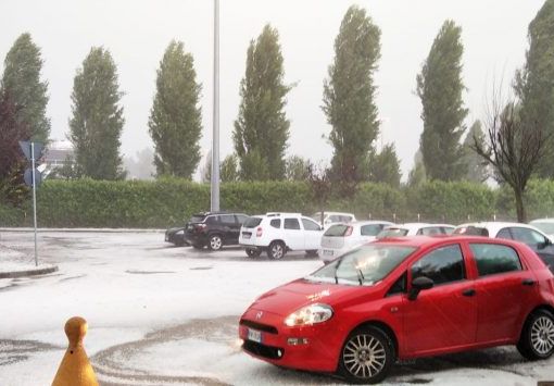 Grandine su Moncalieri, strade allagate a Nichelino: il maltempo colpisce nella cintura sud