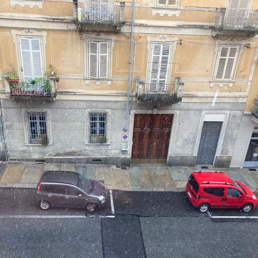Un'altra violenta grandinata si abbatte su Torino: vento forte e bombe d'acqua per diversi minuti [VIDEO]
