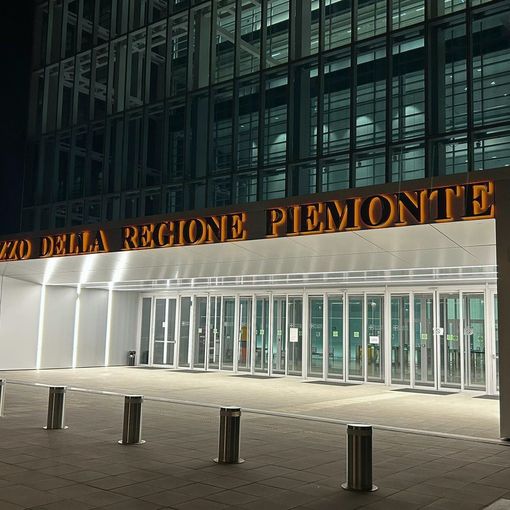 Giornata contro la violenza sulle donne: l’insegna del grattacielo della Regione illuminata di arancione
