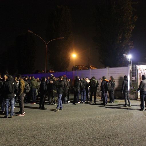 Green Pass obbligatorio, a Torino lavoratori fuori dalle fabbriche: “È un ricatto, abbiamo figli da sfamare&quot; [FOTO e VIDEO]