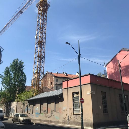 gru abbandonata in via Miglietti