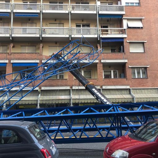 gru crollata in via Genova