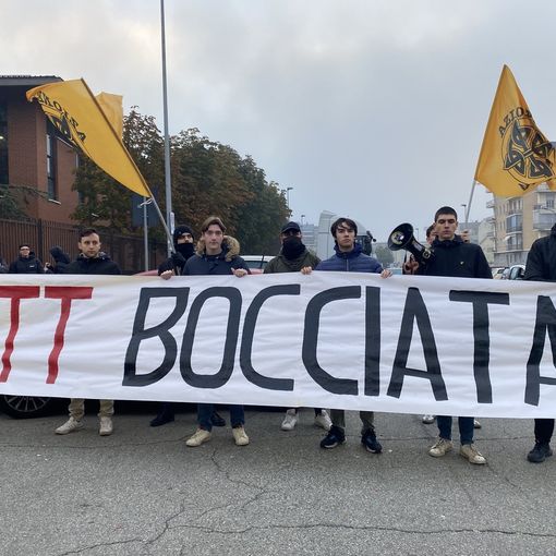 Protesta di studenti con uno striscione
