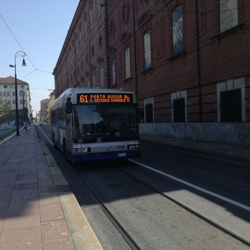Tram si scontra con autobus a Torino: una donna ferita e traffico in tilt