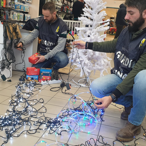 Maxi sequestro di fuochi d'artificio a Torino: scoperti 5 deposti illegali e 500 mila botti
