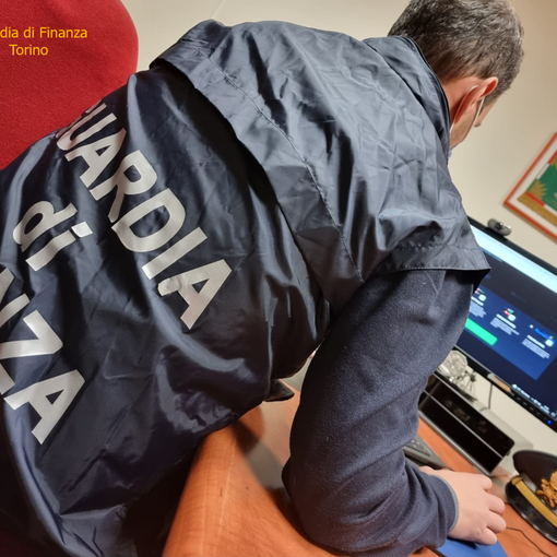 Maxi frode all'Iva, soldi trasferiti in Cina: la Guardia di Finanza sequestra 25 milioni di euro, 2 arresti Maxi frode all'Iva, soldi trasferiti in Cina: la Guardia di Finanza sequestra 25 milioni di euro, 2 arresti