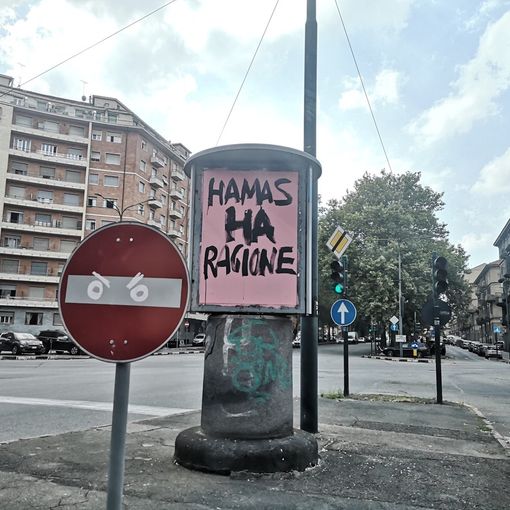 &quot;Hamas ha ragione&quot;, le scritte in Barriera finiscono sotto la lente della Digos