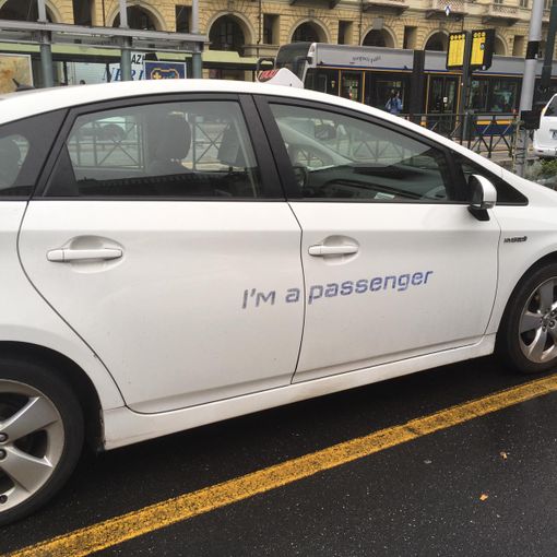 Un viaggio in compagnia di Riccardo Gualino: una trentina di taxi torinesi propongono “I’m a passenger”