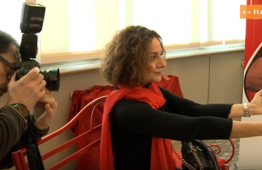“I volti raccontano la violenza”, una staffetta fotografica con tanti volti noti di donne piemontesi