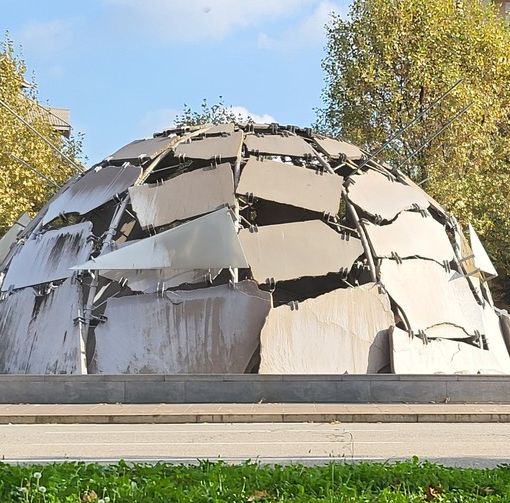 Nel centro di Torino una fontana simboleggia il rapporto tra uomo e natura