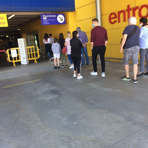 Ikea di Collegno, dopo le lunghe code dei giorni scorsi diminuisce il numero di clienti