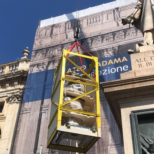 Lo spettacolare “volo” delle statue di Palazzo Madama, che atterrano in piazza Castello per essere restaurate [VIDEO E FOTO]