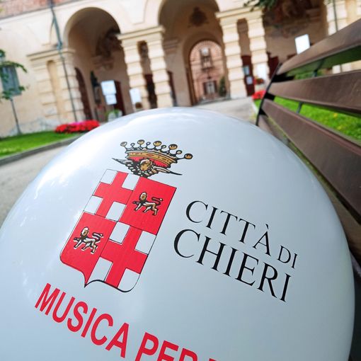 “Musica per tutti”: palloncini per le persone sorde, Chieri sempre più accessibile