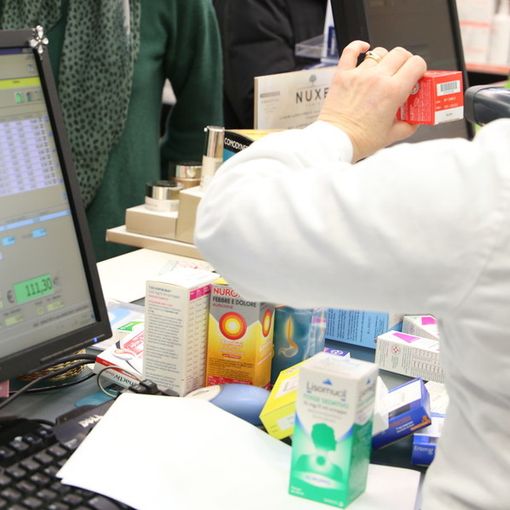farmacista che lavora