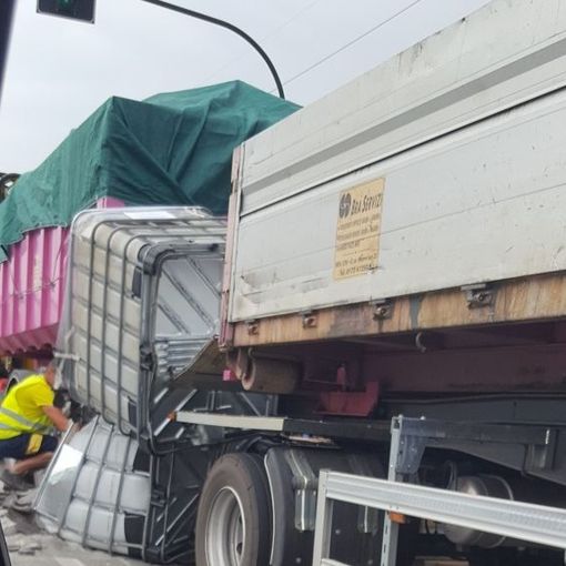 Camion perde carico di cisterne sulla Torino-Milano