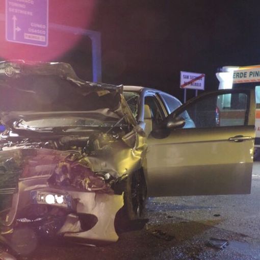 Scontro tra due auto nel Pinerolese, muore una ragazza di 20 anni