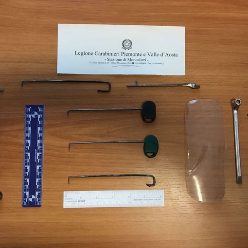 Moncalieri, chiama i carabinieri nella notte: sventato furto nell'appartamento dei vicini in vacanza