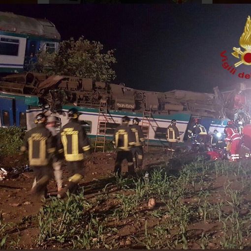 Disastro ferroviario a Caluso, morto il macchinista del treno e l'autista dell'auto di scorta al Tir