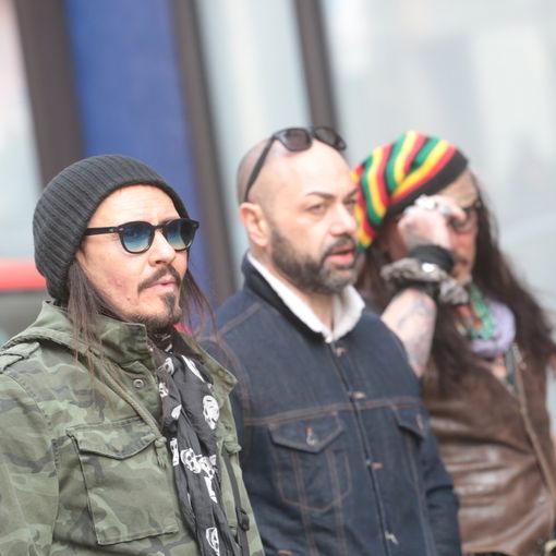 Da Varese a Susa: i fan a caccia di un selfie con Johnny Depp davanti al Principi di Piemonte [FOTO E VIDEO]