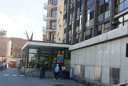 Cedono alcuni pannelli del controsoffitto dell'ospedale mentre è in corso un intervento, paura ad Ivrea