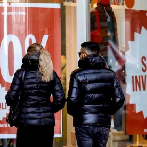 Saldi partiti sotto la pioggia, Confesercenti: &quot;Consumatori in parte scoraggiati&quot;