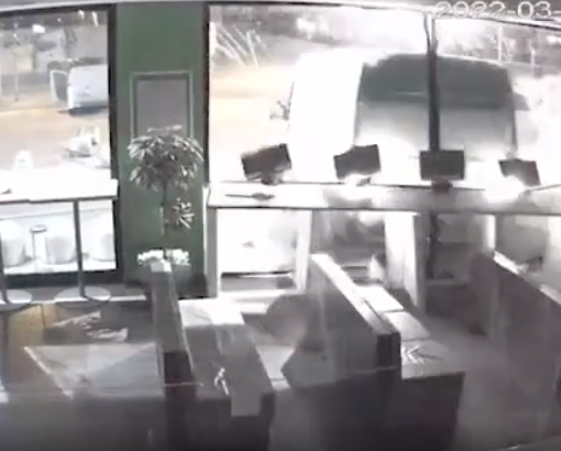 La vetrina di una sala slot sfondata dal furgone