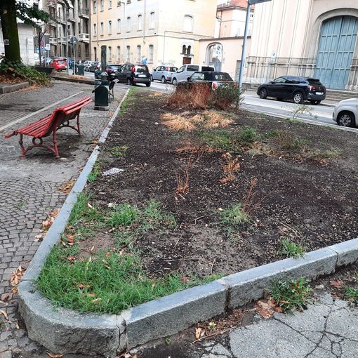 L'aiuola con i paletti caduti ripristinati