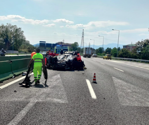 Auto ribaltata sulla tangenziale sud Torino-Piacenza: ferito il conducente