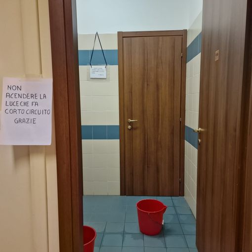 Parco Di Vittorio, emergenza bagni: al Centro incontro i wc sono fuori uso o allagati