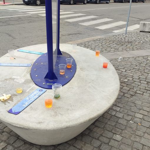Il risveglio di Borgo Rossini tra bottiglie di vetro rotte e spritz abbandonati a metà